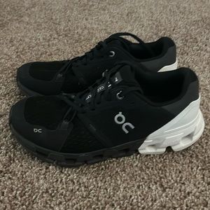 On CLOUDFLYER 4. Black and white.